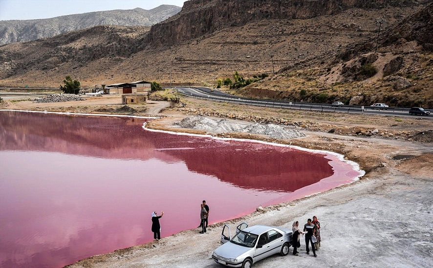 دریاچه سرخ رنگ فارس